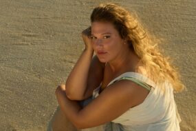 Alice Caymmi revisita obra do avô com single ‘Modinha para Gabriela’