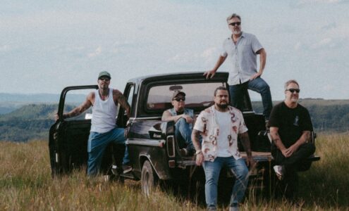 Detonautas mergulha em um universo cinematográfico em ‘Rádio  Love Nacional’