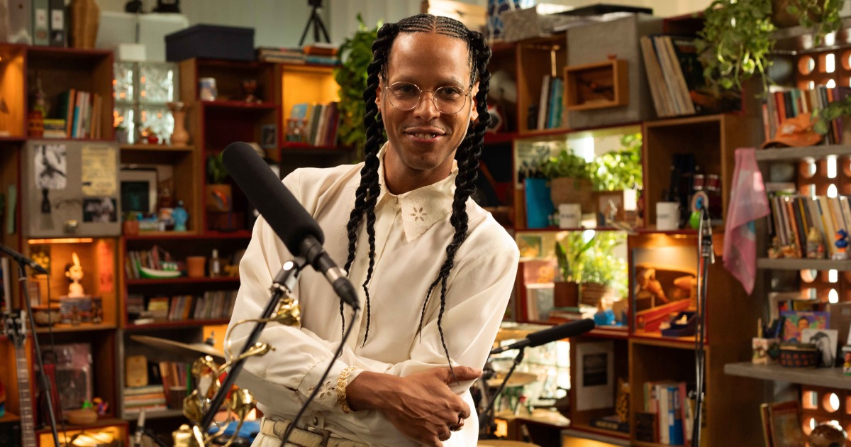 Giovani Cidreira e banda no Tiny Desk Brasil