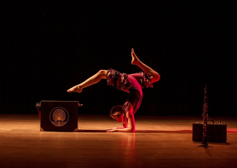 Sara Peper faz apresentação com contorcionismo e clarinete